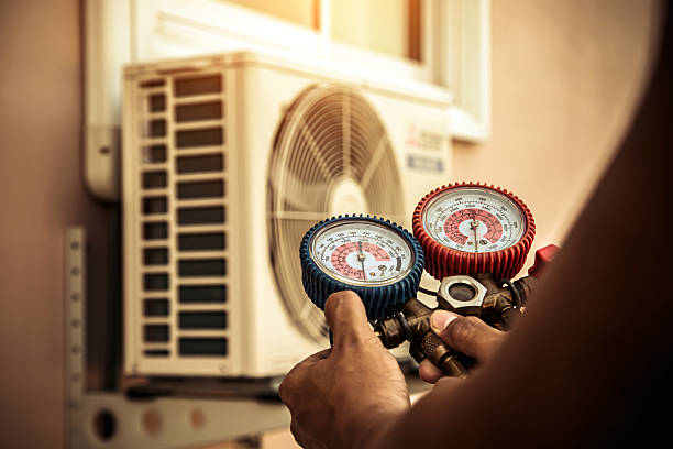 Professional Hvac technician working in Bridgeville, DE